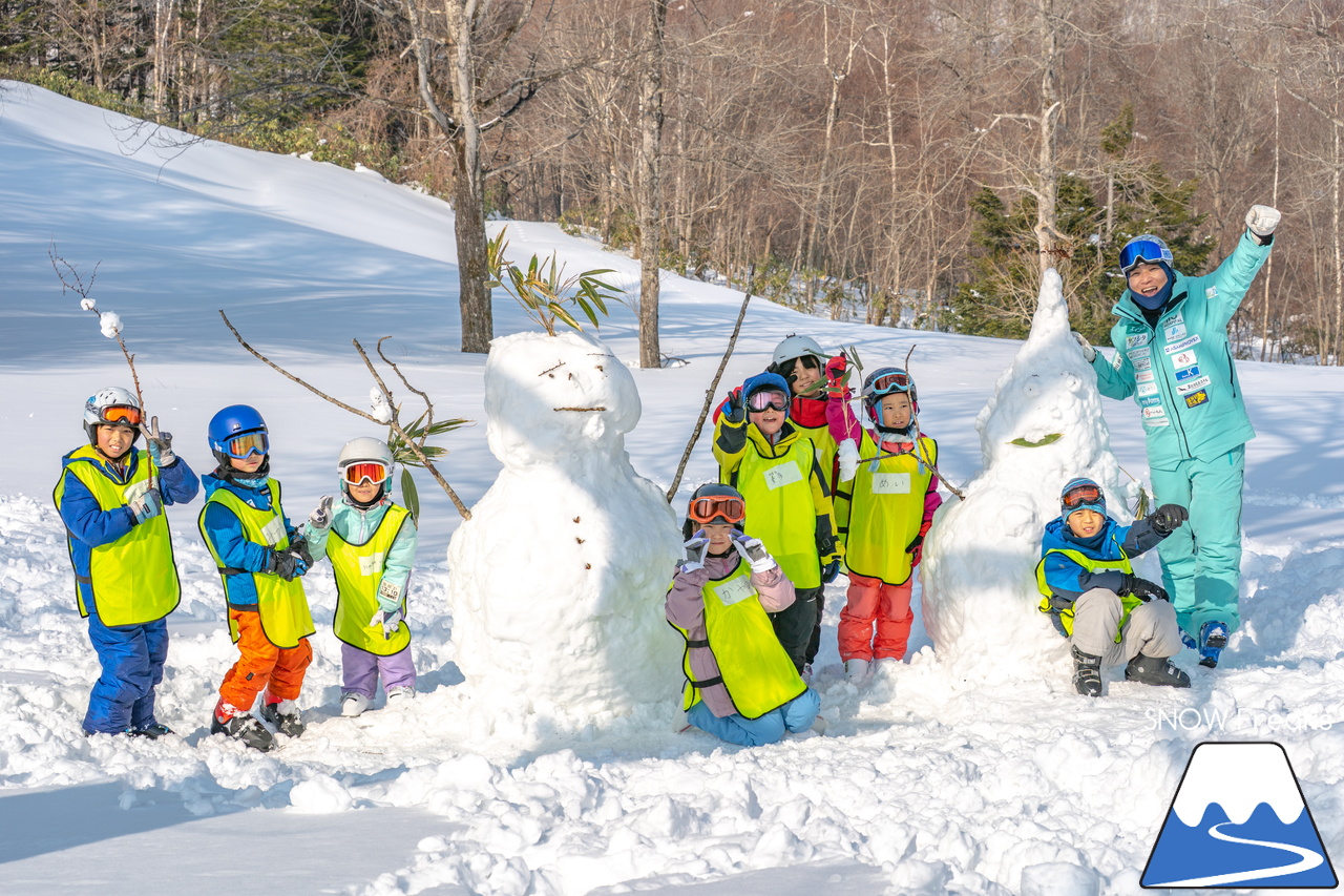 井山敬介さんと秋元日菜子さんのコンビは今年も健在！さらに、サプライズゲストも登場？！憧れのスキーヤーと一緒に雪と戯れ、『いちえ』の美味しいランチをいただく…。夢のようなイベント。めもるホールディングス presents プロスキーヤー・井山敬介さんと行く｜ダイナスティスキーリゾート